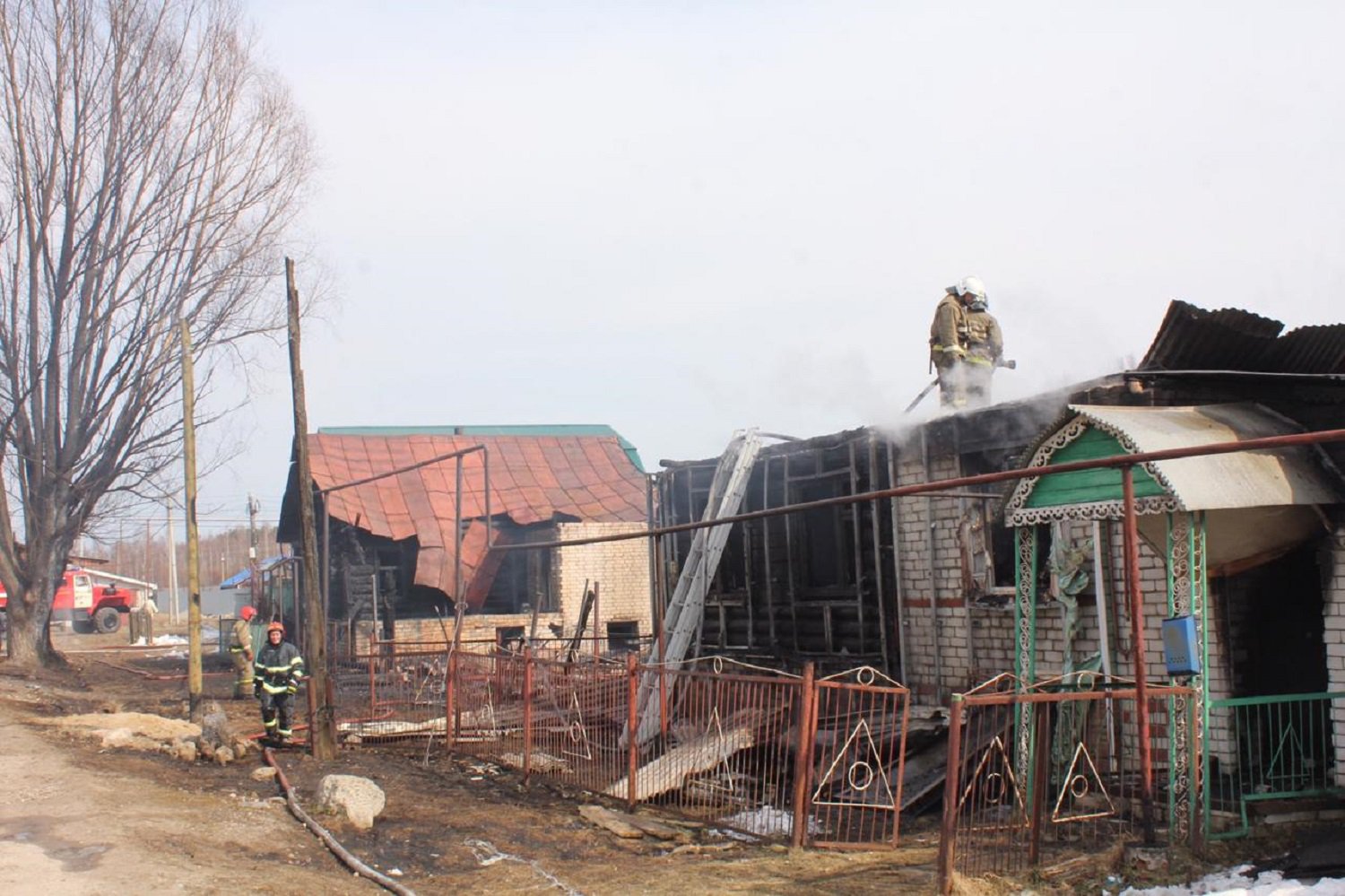 Житель Досчатого спалил соседский дом, пытаясь сжечь траву на участке